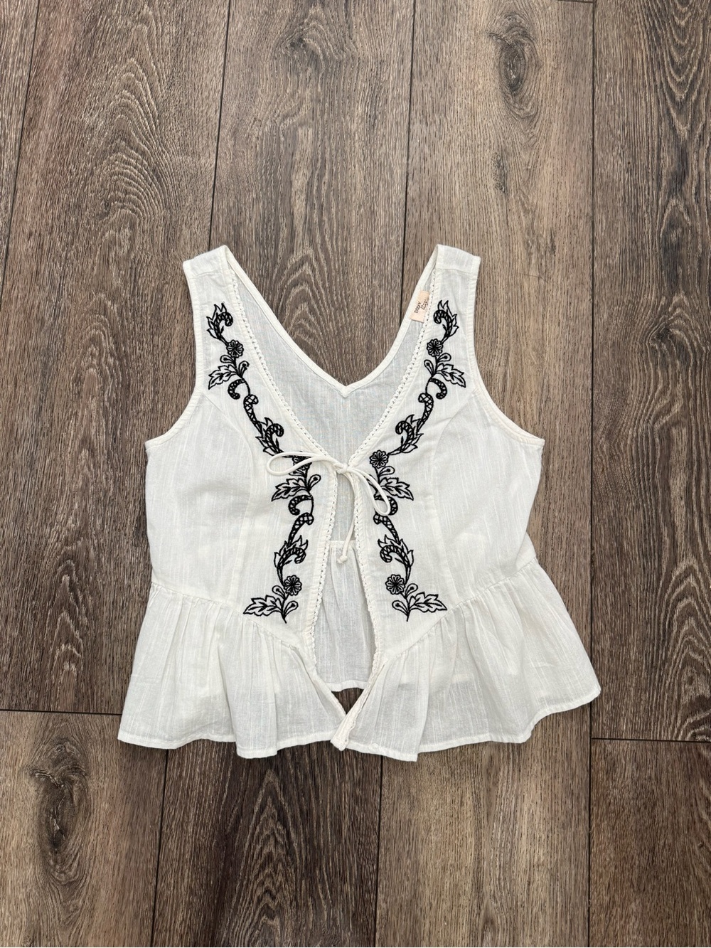 Dizzy Lizzy White Embroidered Tie Front Peplum Tank Top NWOT Size Large